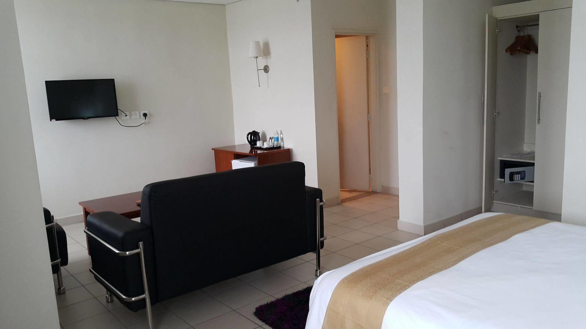 Tinapa Lakeside Hotel คาลาบาร์ ภายนอก รูปภาพ
